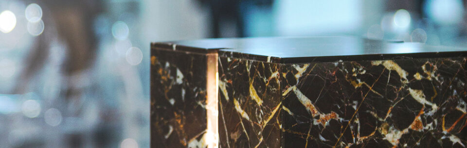 Spigolo superiore del diffusore in marmo Noir Saint Laurent, con le macchie chiare in evidenza
