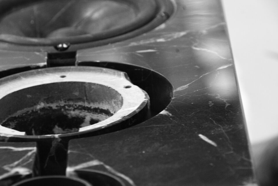 La sede del woofer aperta e svasata nello spessore della lastra di marmo