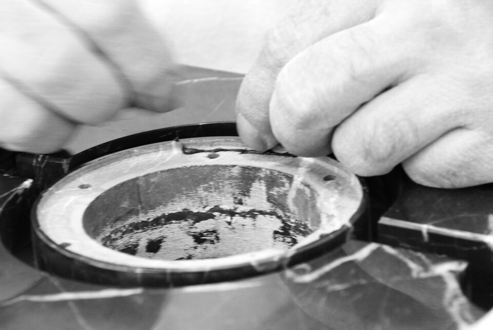 Le mani dell'artigiano che verificano l'accoppiamento del trasduttore nella sua sede
