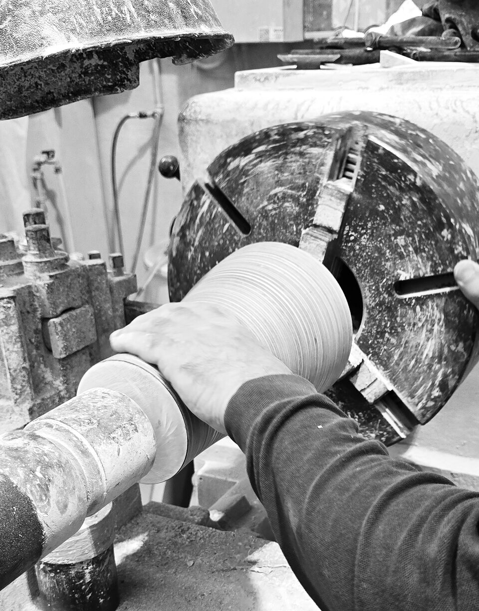 La rifinitura a mano del cono