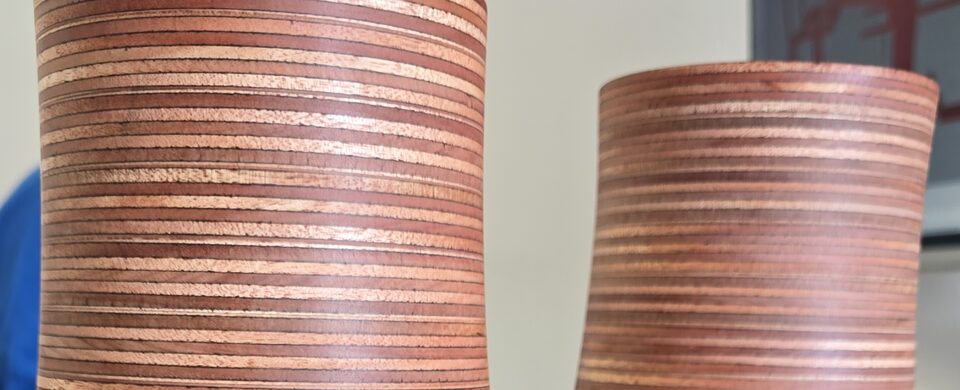 La coppia di coni finiti, in legno tornito